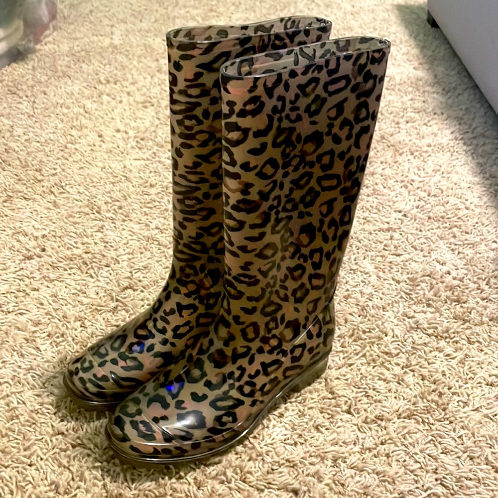 Magellan rain boots lovingly used, great condition size 8